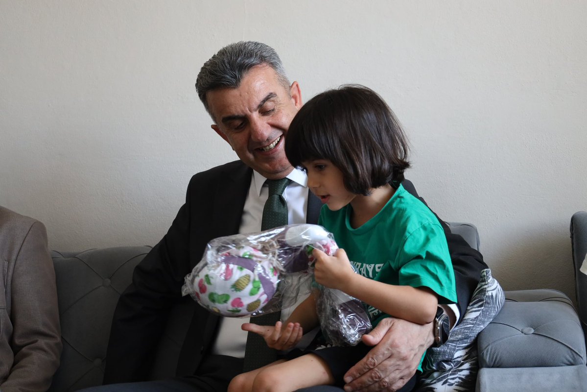 milhamigunbegi's tweet photo. AK Parti'mizin 25. Kuruluş yıl dönümü kapsamında, geçmişte partimizde görev almış ve ebediyata irtihal etmiş teşkilat mensuplarımızın ailelerini ziyaret programı kapsamında Rahmetli Nuri Doğan'ın ailesini ziyaret ettik. Merhum Nuri Doğan'ı rahmetle ve dua ile andık, Cumhurbaşkanımız Sayın Recep Tayyip Erdoğan'ın selamlarını ilettik.

AK Partimizde görev almış ve ebediyata irtihal eden tüm teşkilat mensuplarımızı rahmetle ve saygıyla anıyoruz.

@RTErdogan @Akparti @abuyukgumus @Hayati_Yazici @efkanala @mustafaelitas @acarfaruka @eyupkadirinan @hakanaksu058 @farukaytek
