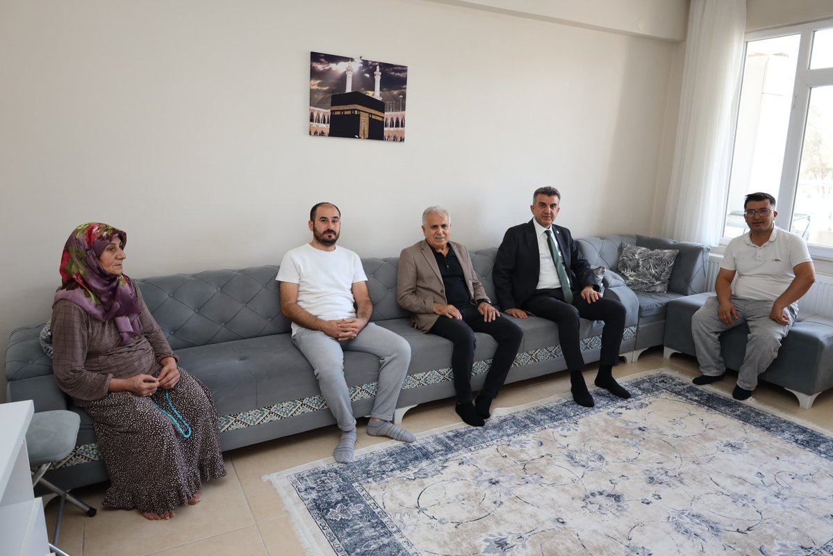 milhamigunbegi's tweet photo. AK Parti'mizin 25. Kuruluş yıl dönümü kapsamında, geçmişte partimizde görev almış ve ebediyata irtihal etmiş teşkilat mensuplarımızın ailelerini ziyaret programı kapsamında Rahmetli Nuri Doğan'ın ailesini ziyaret ettik. Merhum Nuri Doğan'ı rahmetle ve dua ile andık, Cumhurbaşkanımız Sayın Recep Tayyip Erdoğan'ın selamlarını ilettik.

AK Partimizde görev almış ve ebediyata irtihal eden tüm teşkilat mensuplarımızı rahmetle ve saygıyla anıyoruz.

@RTErdogan @Akparti @abuyukgumus @Hayati_Yazici @efkanala @mustafaelitas @acarfaruka @eyupkadirinan @hakanaksu058 @farukaytek
