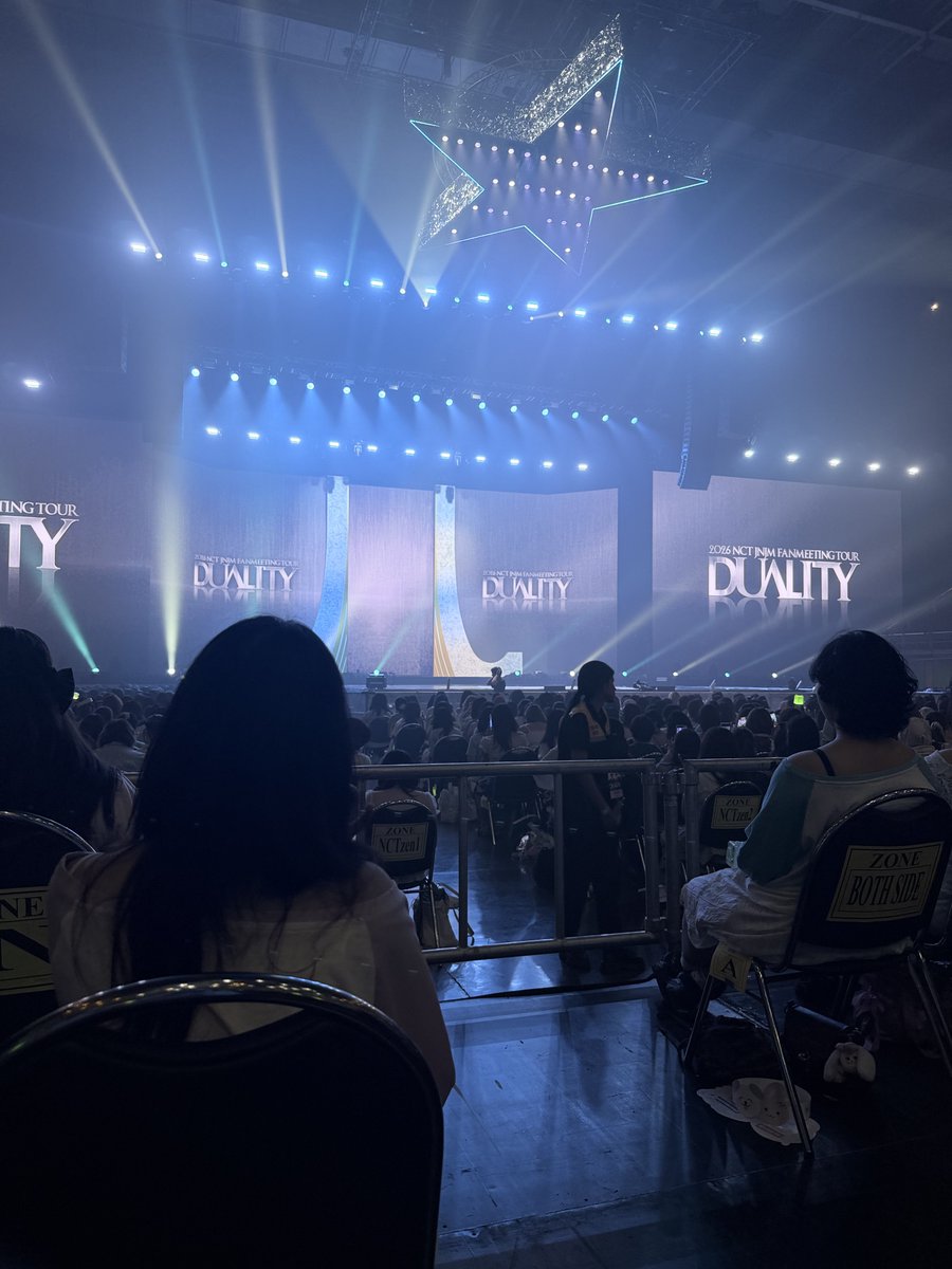 boyodreamm's tweet photo. รีวิวบัตรกราว 6000 เห็นไรบ้างคะอิ #NCTJNJM_FANMEETING_TOUR_IN_BKK มองแต่จอ ถ่ายจอก็ติดหัวคนอื่น เก้าอี้สลับฟันปลาก็ไม่ได้ช่วย นั่งติดกันเป็นตังเม จะมองช่องไหน ต้องหามุมโยกซ้ายโยกขวาดู มาสเตจรองอยากมองตาเนื้อก็เอนซ้ายเอนขวาดู นี่กุจ่ายราคา 6000 ราคาเกินครึ่งหมื่นมานั่งดูแบบลำบากหรอ เบเนฟิตก็ห่วย  คือนี่โชคดีที่ได้นั่งติดทางเดิน ดีแต่ศิลปินจริงค่ะ 
#NCTJNJM_FANMEETING_TOUR_BANGKOK
