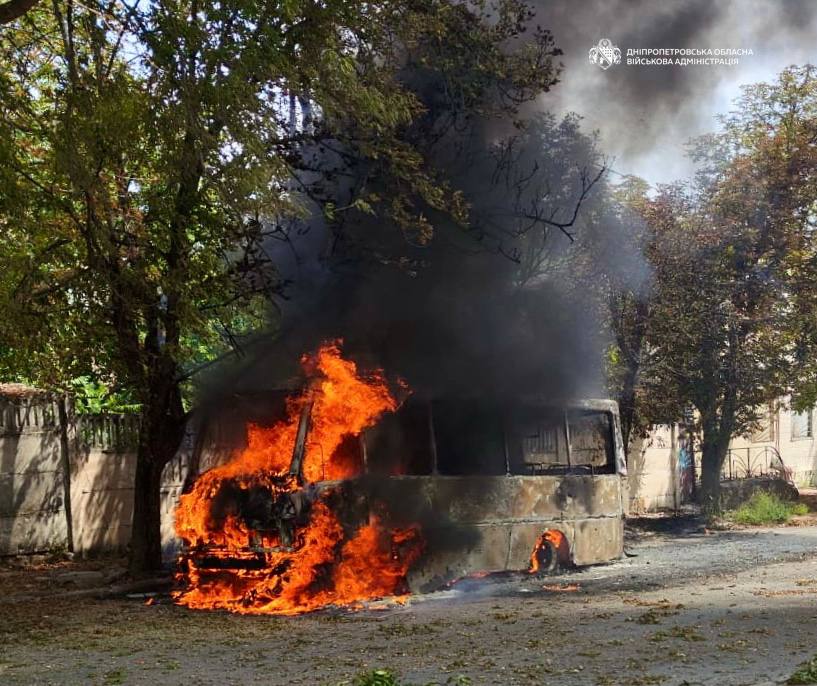 censor_net's tweet photo. РФ ударила по рейсовому автобусу в Нікополі: загинув водій, є поранений

https://t.co/c42aUN9RT6 https://t.co/ENlOISbk7I