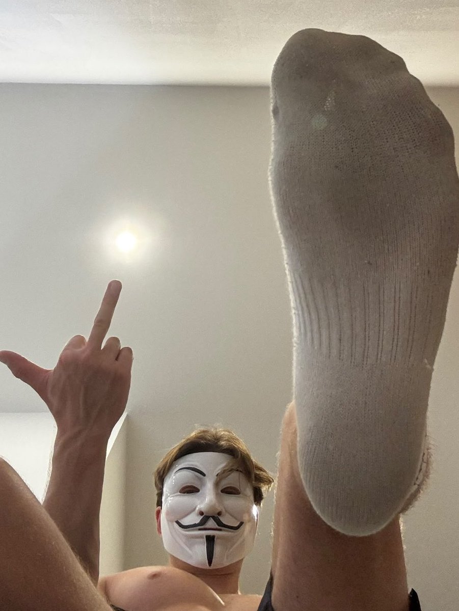 FootMasterDark2's tweet photo. You were born to serve, resign yourself to living under my feet and serving your King

Sei nato per servire, rassegnati a vivere sotto i miei piedi e a servire il tuo Re.
🏧🦶👅

#gayfeet #malefeet #footslave #footmaster #footworship https://t.co/mLBmihyBsg