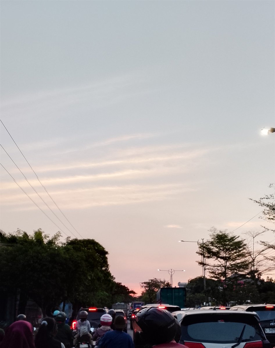 rayholiccc's tweet photo. surabaya kalau macet hmzzz https://t.co/2L3h7xNs37