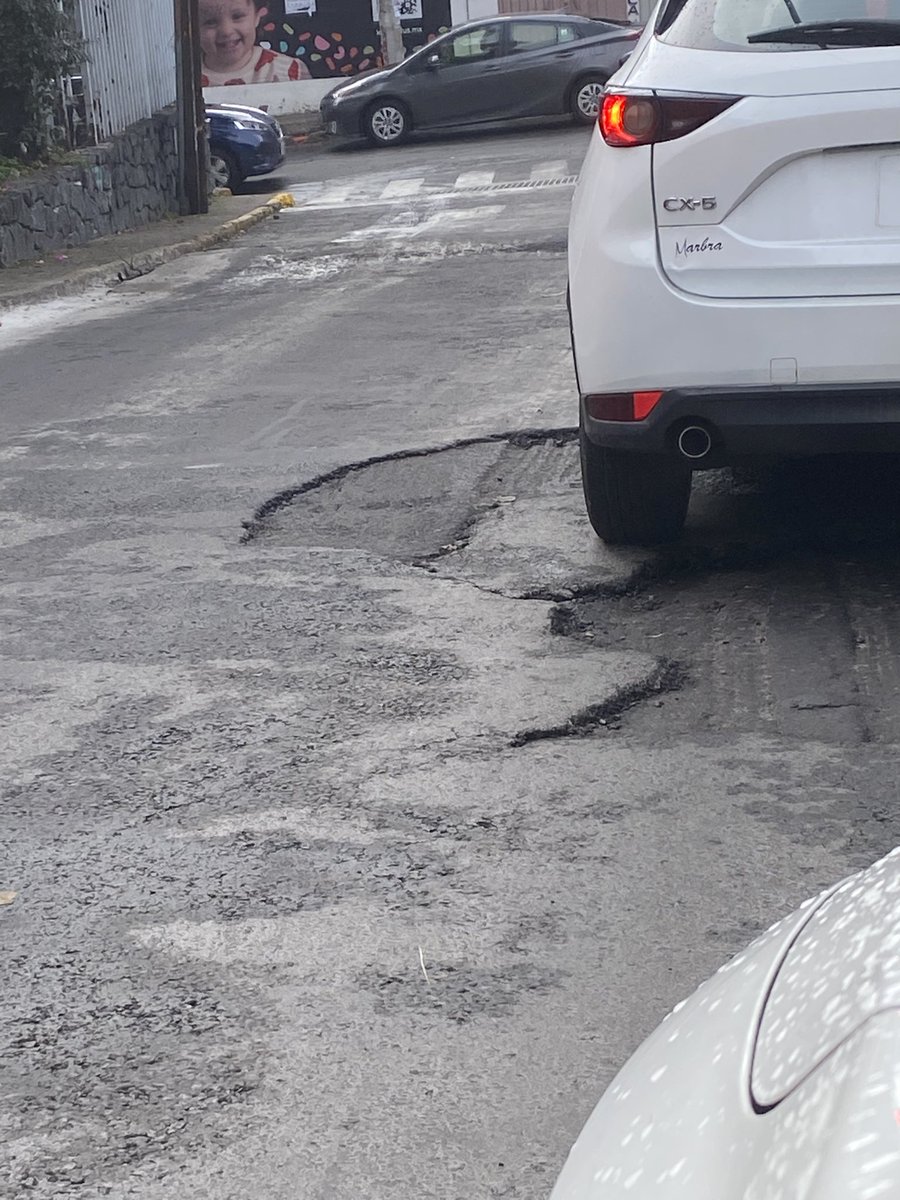 Eugeniacdef's tweet photo. @Gabyosoriohdz Pues ojalá no sea como el de Santa Úrsula o el de la Hidalgo 1a Sección que en la primera lluvia se hizo pedacitos. @ClaraBrugadaM urge supervisión de obras en @TlalpanAl porque la reparación de calles y coladeras es de 5a y tarda meses @elsoldelomas @ColoniaSUX @TlalpanVecinos https://t.co/K7pDQNnFdz