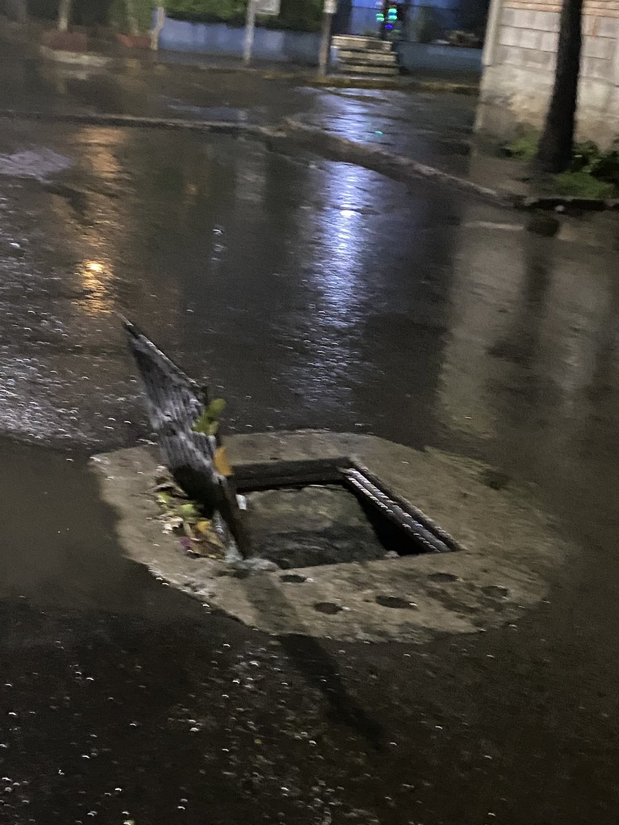 Eugeniacdef's tweet photo. @Gabyosoriohdz Pues ojalá no sea como el de Santa Úrsula o el de la Hidalgo 1a Sección que en la primera lluvia se hizo pedacitos. @ClaraBrugadaM urge supervisión de obras en @TlalpanAl porque la reparación de calles y coladeras es de 5a y tarda meses @elsoldelomas @ColoniaSUX @TlalpanVecinos https://t.co/K7pDQNnFdz