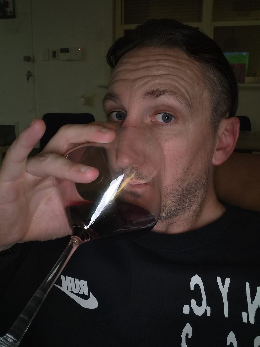 OZTKdaG8's tweet photo. Am I drinking alone? https://t.co/qK0c6A7QIQ