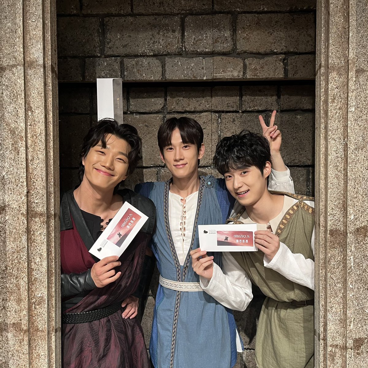 sum_navi's tweet photo. 연극[#이올라오스] 
🏛️전석매진 만원사례

“ 들개야 들었어? 이번에도 매진이래. ”

시민 여러분들의 성원에 힘입어
금일 8/8(토) 3시 공연이 매진되었습니다!

무더운 날씨에도 테베를 찾아주신 시민 여러분들께 진심으로 감사드립니다. 

테베를 위하여!⚔️
-
2026.06.21 - 09.06
예스24아트원 3관
-
#섬으로간나비 #연극이올라오스