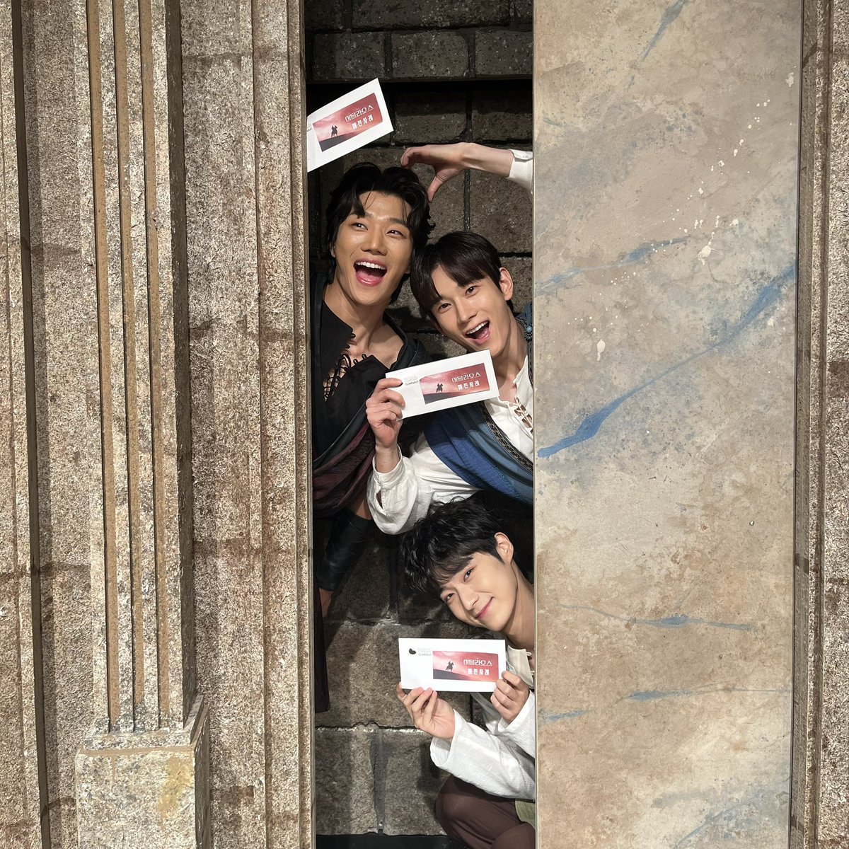 sum_navi's tweet photo. 연극[#이올라오스] 
🏛️전석매진 만원사례

“ 들개야 들었어? 이번에도 매진이래. ”

시민 여러분들의 성원에 힘입어
금일 8/8(토) 3시 공연이 매진되었습니다!

무더운 날씨에도 테베를 찾아주신 시민 여러분들께 진심으로 감사드립니다. 

테베를 위하여!⚔️
-
2026.06.21 - 09.06
예스24아트원 3관
-
#섬으로간나비 #연극이올라오스