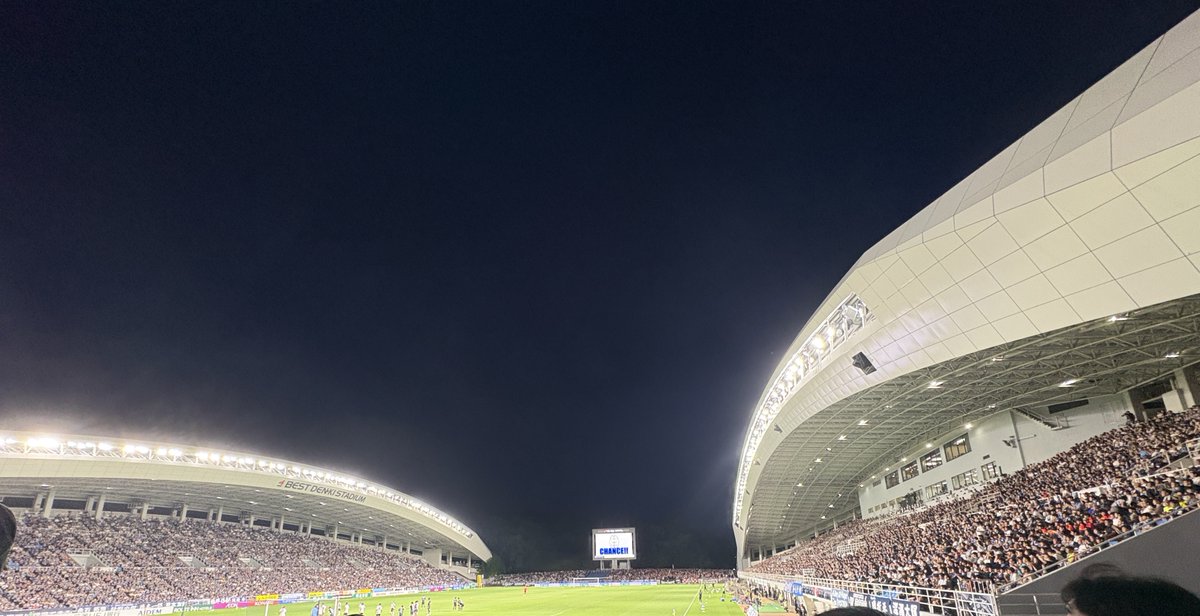 aki_toyonaga's tweet photo. #アビスパ福岡 開幕戦🐝
途中からでしたがベススタで観戦しました🏟️

悔しい結果にはなりましたが、本当にたくさんのファン・サポーターの皆さんが集まったベススタの迫力は凄まじく、より熱くなりました！！改めて、一つでも多くの試合をこの光景で後押ししたいなとも思いました…！！

#avispa https://t.co/mLg8rgiDKj