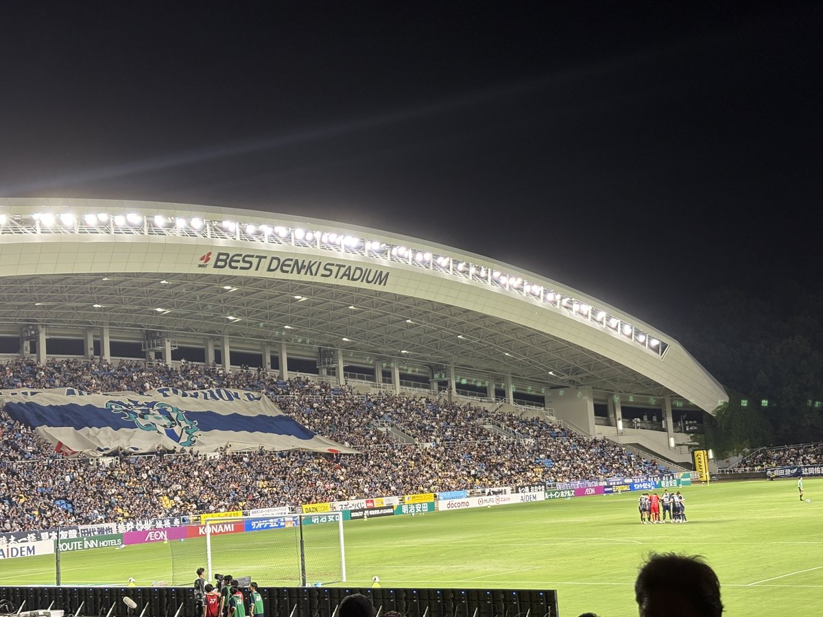 aki_toyonaga's tweet photo. #アビスパ福岡 開幕戦🐝
途中からでしたがベススタで観戦しました🏟️

悔しい結果にはなりましたが、本当にたくさんのファン・サポーターの皆さんが集まったベススタの迫力は凄まじく、より熱くなりました！！改めて、一つでも多くの試合をこの光景で後押ししたいなとも思いました…！！

#avispa https://t.co/mLg8rgiDKj