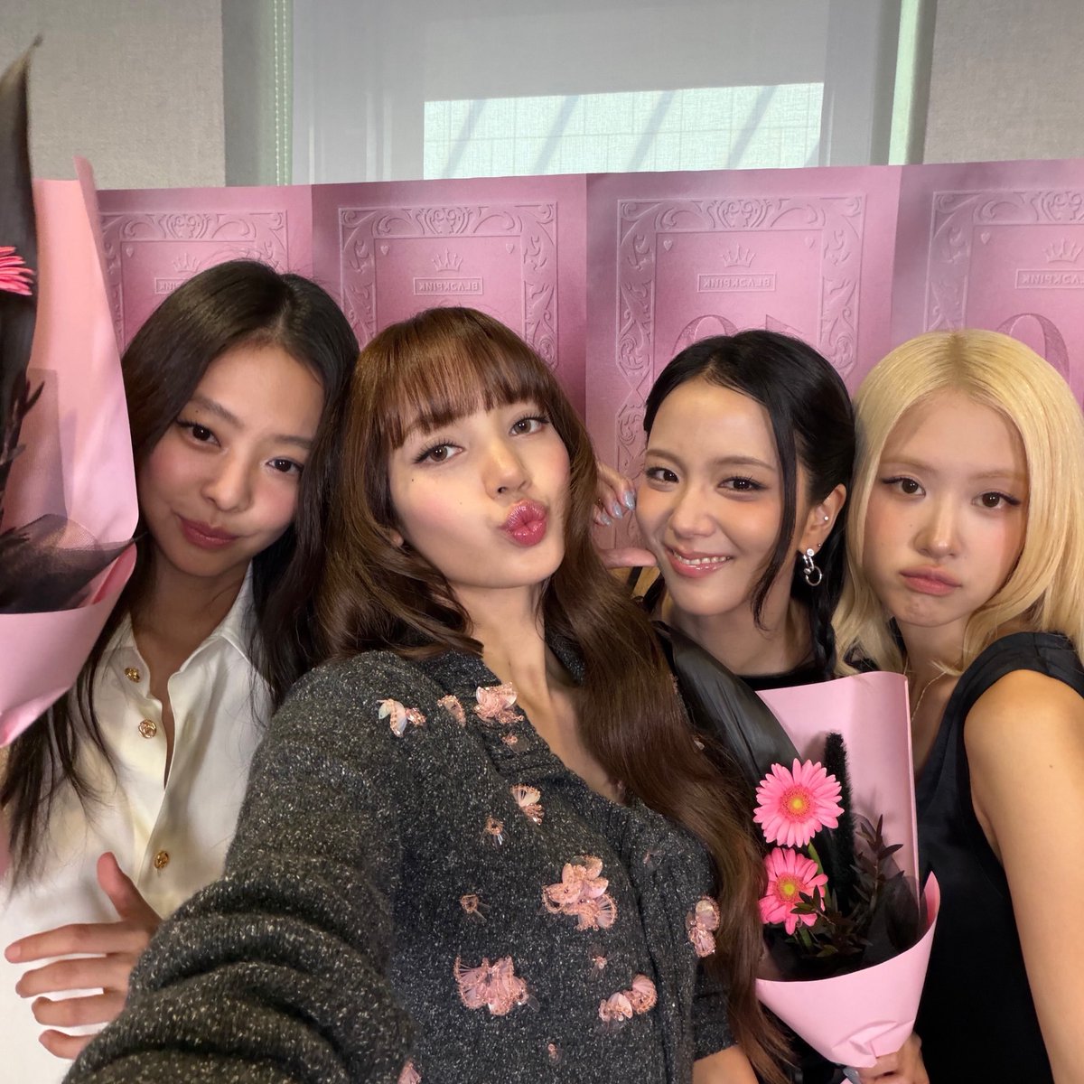 bvlgrlisa's tweet photo. the making                                          the shot https://t.co/zb1CAMWq7k