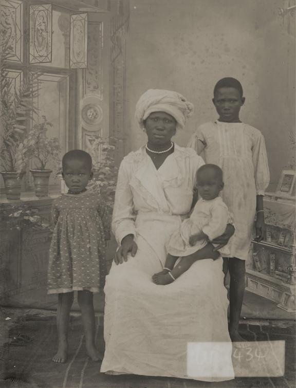 HistorySAZAR's tweet photo. A Xhosa mother with her three children, Cape Province, c 1910. Credit: William Roe Collection/William Roe/The Heritage Portal https://t.co/LPCEWi3hzk
