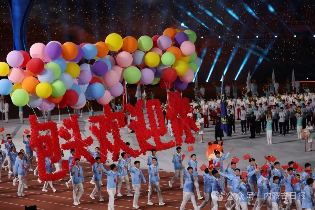 HouRui86742553's tweet photo. "Deer graze and call, amid the wild grass. I have worthy guests; let lutes and flutes resound."
Ancient poetry meets #Baotou, the City of Deer.
The 16th Inner Mongolia Regional Games opens.
#Baotou #CityOfDeer #InnerMongoliaGames #ChineseCulture #SportUnity https://t.co/jMqQvK258L