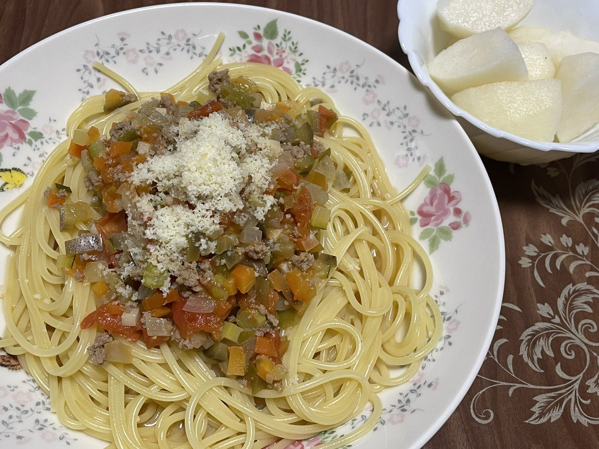 kumaten3's tweet photo. 久しぶりの自作なミートソーススパゲティ🍝

牛豚合挽き肉、トマト、玉ねぎ、にんじん、ピーマン、ナス、ズッキーニ、アスパラガス。
おかずがなくてもこれだけでお肉もお野菜も大丈夫！
久しぶりに作ったから完全に私の好みで作っちゃったもんで、母は薄かったそうです！（私はとても美味しく食べた） https://t.co/2uJwhY3iAT