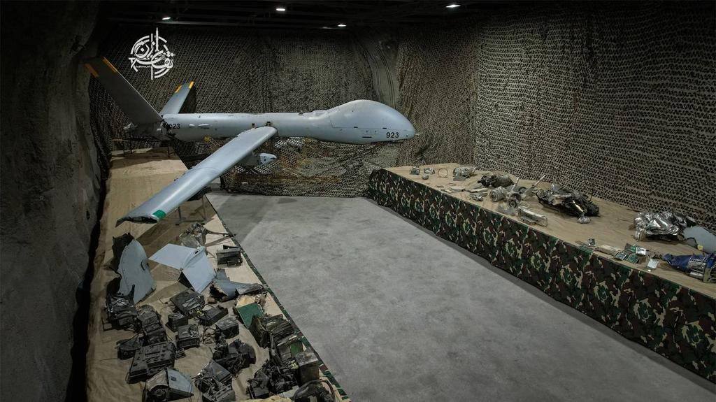 IranNewsJa's tweet photo. 🚨＃速報

イランが、完全な状態で回収されたイスラエル製「Hermes 900」無人航空機の画像を公開した。

この無人機は、電子戦によって撃墜されたと伝えられている。

報道によると、陸軍は無人機を解体し、各種部品を取り外してリバースエンジニアリングと技術分析を行った。

#イラン #無人機 #Iran https://t.co/BOKbkWMKsk