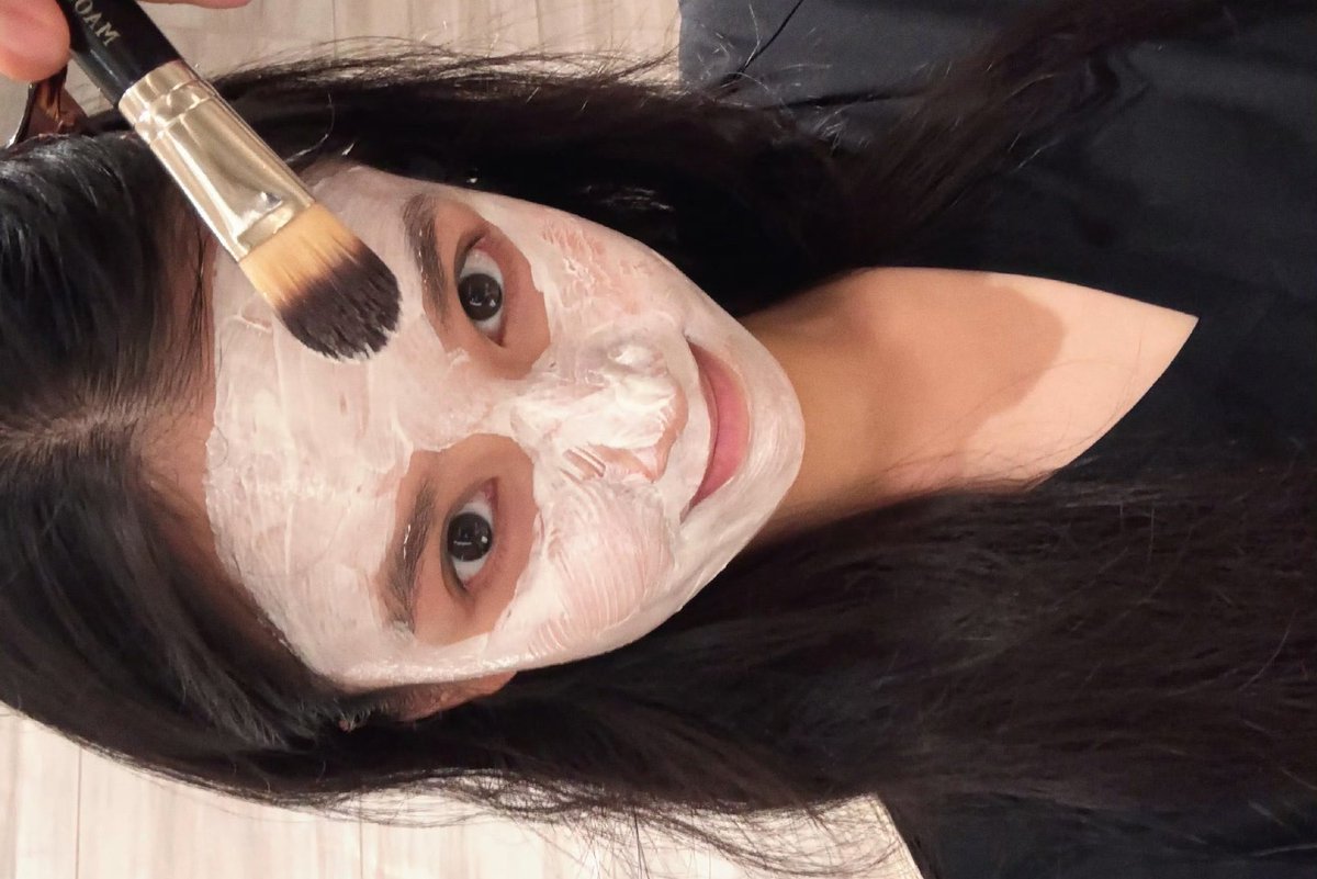 Jiygni's tweet photo. bwaaa! did i scare you? :b happy saturday and happy relaxing day! (yippie) so here’s how i spend the night.. doing a face mask while playing with douzai. sooo comforting, how’s yours? ❤︎⁠ https://t.co/AMJGJLcReO