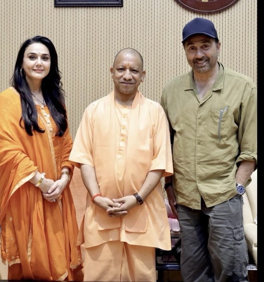 realpreityzinta's tweet photo. Recently had the pleasure of meeting the Honourable  Chief Minister of Uttar Pradesh Shri Yogi Adityanath ji in Lucknow. Loved his passion for books and reading. Thank you for organizing the Maha Kumbh Mela so well in Prayagraj Yogi Ji. It was one of the best experiences of my life 🙏 🕉️