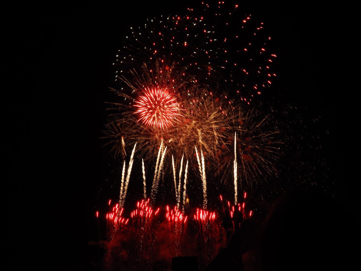 ishikari_P's tweet photo. 試合後のエスコンフィールド花火大会も観てきた。
今回はWIND PLAZAの有料エリア。
去年のスタンド席とは迫力が段違い。笑い飯哲夫さんのトークも面白くて満足。

花火の写真の出来があまり良くないのは許して。
肉眼で観るの優先で手持ち&amp;ノールックなので、百枚撮って数枚使えれば良いやの精神。 https://t.co/JmEsO0BUIC