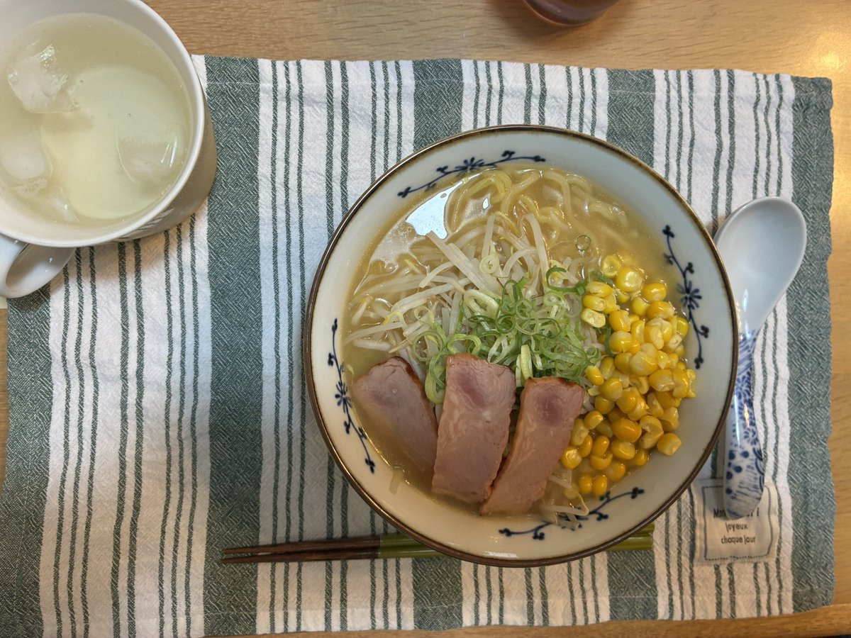devilfudou's tweet photo. ダイエット中でもラーメンは食べます。

大事なのは「ラーメンを食べない」ことではなく、食べた後。
夜は冷しゃぶサラダ＋冷奴。
お酒はなし。
そして11,000歩。

ずっと我慢では続かない。
食べたらその日の中で整える。
今日も一歩前進！

#50代ダイエット #中年男性ダイエット #ダイエット指導 https://t.co/mNgGULyWcC