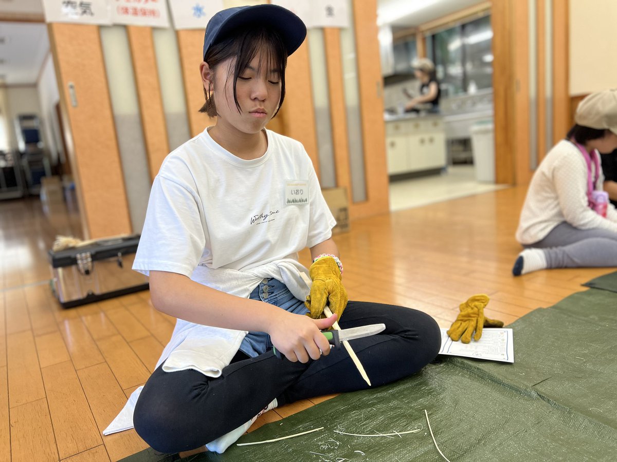 Kids_Bushcraft's tweet photo. ナイフワークの様子。

竹串づくり、竹箸づくり、フェザースティックに挑戦しました。 https://t.co/Mgy7Ha2t4j
