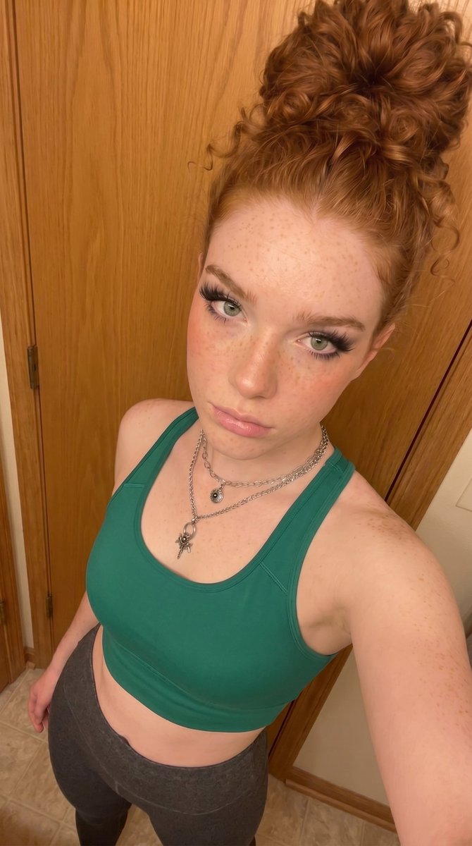 Figgy_Bloom's tweet photo. do i pass as female? 🏳️‍⚧️ https://t.co/EYqlG8f5Wy