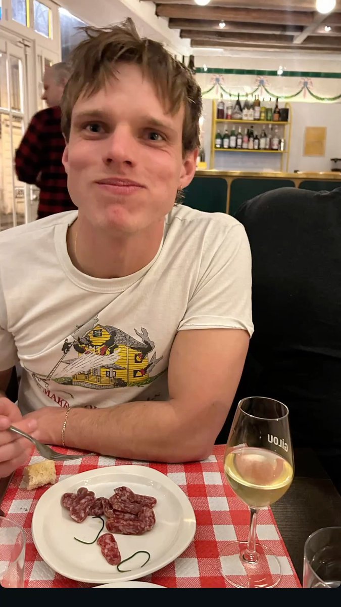 valarrsgf's tweet photo. finn + this tshirt https://t.co/dnd12dM3ex