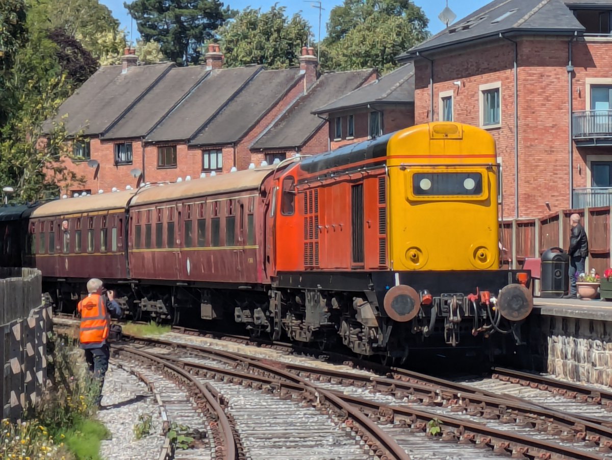 SteelCityDog_'s tweet photo. #UnofficialRailCamDuffield today... 20166 is snapped at Duffield after a run from Wirksworth. #Choppertastic #Class20 https://t.co/IDOWoqsoB5