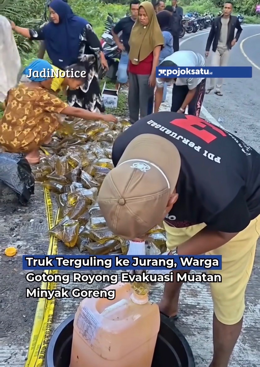 txtdrimedia's tweet photo. keren ini warga Bonjol Sumatera Barat

truk pengangkut minyak goreng kemasan terjun ke jurang di tepi jalan. total muatan 20 ton minyak, sekitar 2 ton berhasil dievakuasi berkat aksi gotong royong warga 

minyak goreng yg berserakan, sementara kemasan yang bocor ditampung menggunakan jerigen