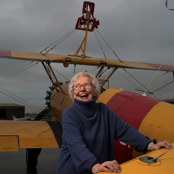 LMPositif's tweet photo. 🇬🇧 Le 4 aout dernier, Betty Bromage, 97 ans, a battu son propre record du monde en voltigeant debout sur l’aile d’un avion. Résistant à des pointes de vitesse de 240 km/h, elle est restée debout lors de loopings et de tonneaux. Après un AVC il y a un an, elle a choisi de reverser les fonds récoltés aux soignants de l’hôpital général de Cheltenham qui l’ont accompagnée.👏 (bbc)
📸 Tom Pilston