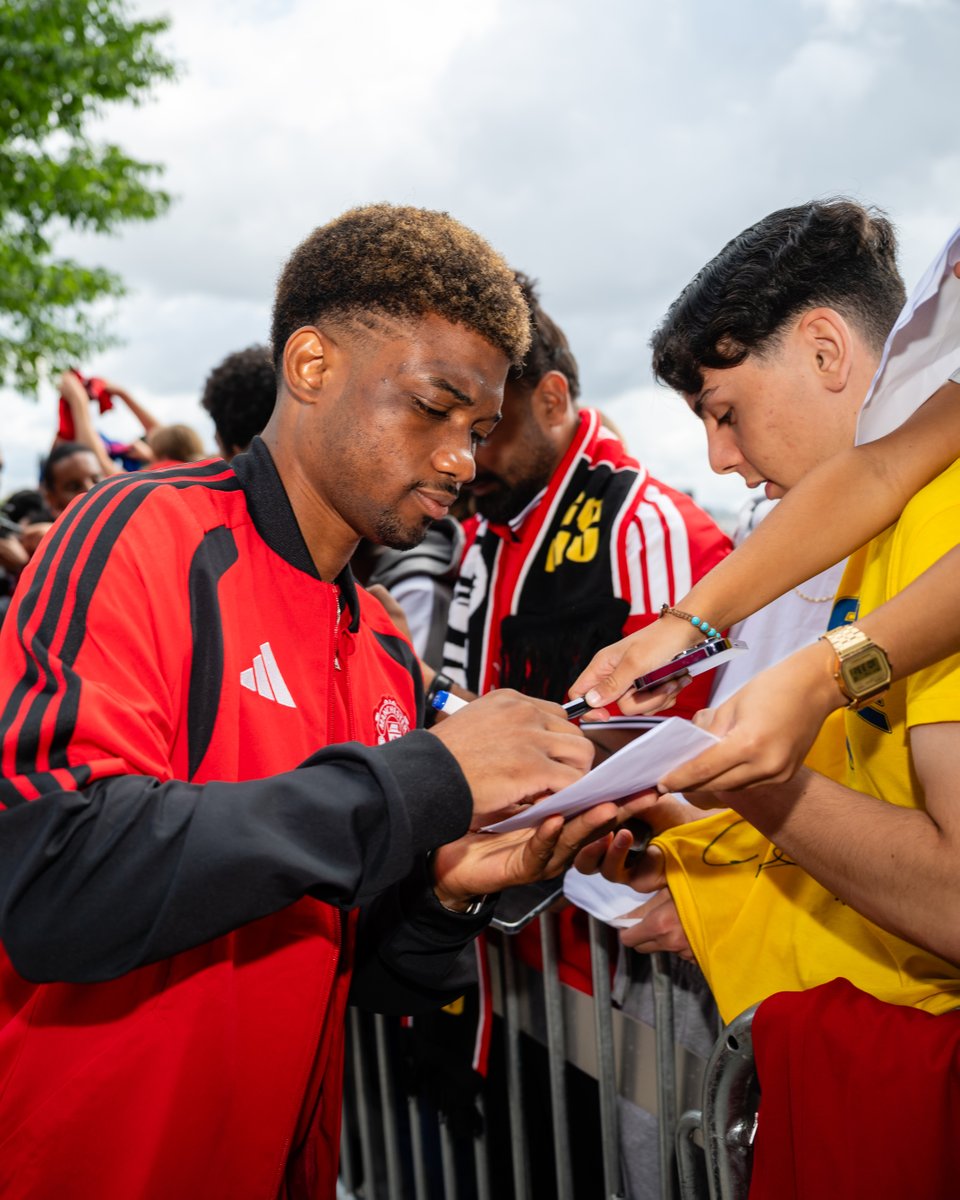 ManUtd's tweet photo. On the ground in Gothenburg 🤳🇸🇪 https://t.co/lyKGQlICJj
