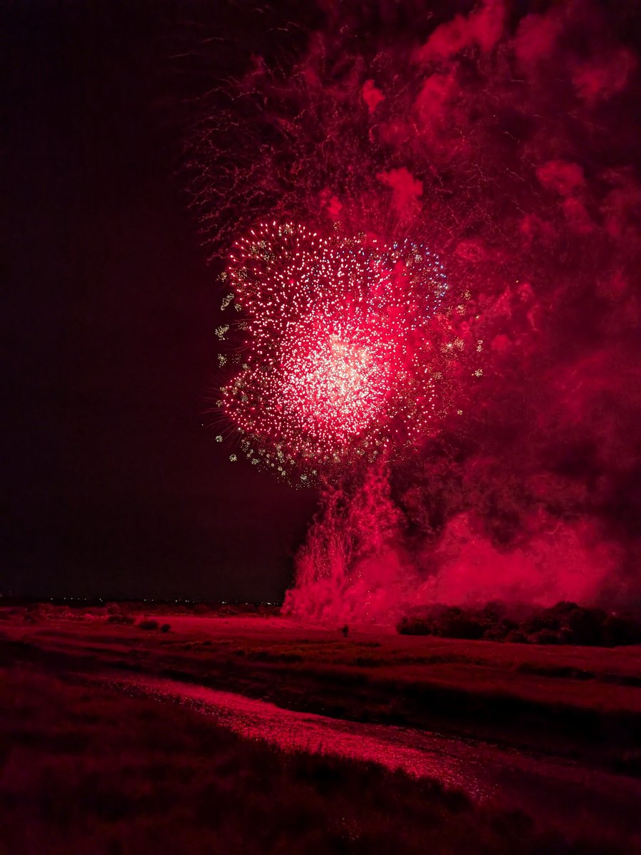 chipio_yuni's tweet photo. 花火大会めっちゃ綺麗だった🎇✨ https://t.co/Nj0eTHXl5v