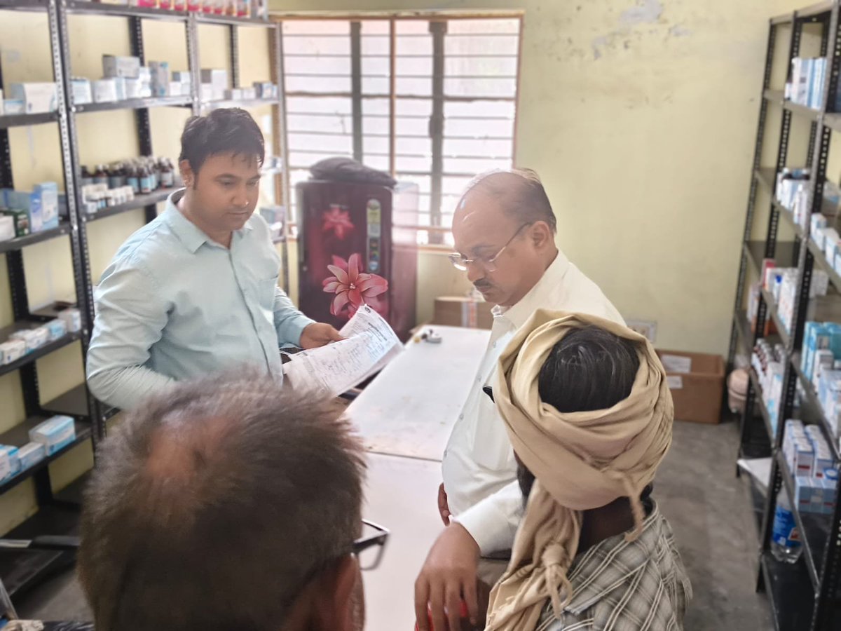 ChitrakootDm's tweet photo. स्वास्थ्य सेवाओं की गुणवत्ता एवं व्यवस्थाओं का जायजा लेने हेतु स्वास्थ्य केंद्रों का औचक निरीक्षण

दिनांक 08.08.2026 को मुख्य चिकित्सा अधिकारी द्वारा पीएचसी भौंरी एवं पीएचसी खपटिहा तथा सामुदायिक स्वास्थ्य केंद्र मऊ का औचक निरीक्षण कर स्वास्थ्य सेवाओं, चिकित्सकीय व्यवस्थाओं एवं स्टाफ की उपस्थिति का जायजा लिया।

पीएचसी भौंरी, मानिकपुर में एएनएम एवं आंगनबाड़ी कार्यकत्री वीएचएसएनडी सत्र पर उपस्थित मिलीं। केंद्र पर 24×7 प्रसव सुविधा संचालित मिली तथा स्टाफ नर्स एवं अन्य कर्मचारी उपस्थित पाए गए। एएनएम को सभी गर्भवती महिलाओं की माहवार प्रसव की संभावित तिथि (EDD) एवं उच्च जोखिम वाली गर्भावस्थाओं (HRP) की सूची अद्यतन रखने, संबंधित महिलाओं से नियमित संपर्क कर सुरक्षित प्रसव सुनिश्चित कराने तथा बच्चों की Due List अपडेट कर गुणवत्तापूर्ण टीकाकरण सुनिश्चित करने के निर्देश दिए।

सामुदायिक स्वास्थ्य केंद्र मऊ में जनऔषधि केंद्र का निरीक्षण करते हुए केवल जनऔषधि केंद्र के लिए अनुमोदित दवाओं की ही बिक्री सुनिश्चित करने के निर्देश दिए गए। प्रयोगशाला में जांचें संचालित मिलीं तथा अब तक 80 जांचें की जा चुकी थीं। जेएसवाई वार्ड में 07 प्रसूताओं का सुरक्षित प्रसव कराया गया, जिसमें एक प्रसूता का एलएससीएस किया गया था। निरीक्षण के दौरान अधिकांश स्टाफ उपस्थित मिला, जबकि सर्जन डॉ. विद्यसागर एवं निश्चेतक डॉ. ऋषि प्रताप अनुपस्थित पाए गए। मुख्य चिकित्सा अधिकारी द्वारा दोनों का एक दिवस का वेतन रोकने के निर्देश दिए।

पीएचसी खपटिहा, मऊ में सभी अधिकारी एवं कर्मचारी उपस्थित मिले। प्रयोगशाला में अब तक 11 जांचें की जा चुकी थीं। चिकित्साधिकारी डॉ. आशीष कंकोरिया मरीजों का परीक्षण करते हुए उपस्थित पाए गए।

मुख्य चिकित्सा अधिकारी ने सभी स्वास्थ्य केंद्रों पर समयबद्ध, गुणवत्तापूर्ण एवं सुगम स्वास्थ्य सेवाएं सुनिश्चित करने तथा मरीजों को बेहतर उपचार उपलब्ध कराने के निर्देश दिए।

#Chitrakoot #HealthForAll #PublicHealth #HealthServices #UttarPradesh #UPGovernment #DistrictAdministration