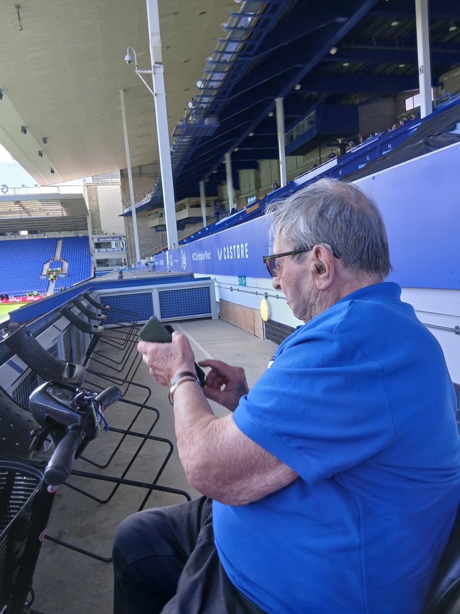 Budgierustler34's tweet photo. First competitve game August 1946 v Leeds

80 years later the Grandfather of Deepdale takes his place at Goodison Park to start season number 81

There are PNE greats, PNE legends and then there is  Harry Billington 

#pnefc https://t.co/enSDYYh1nV