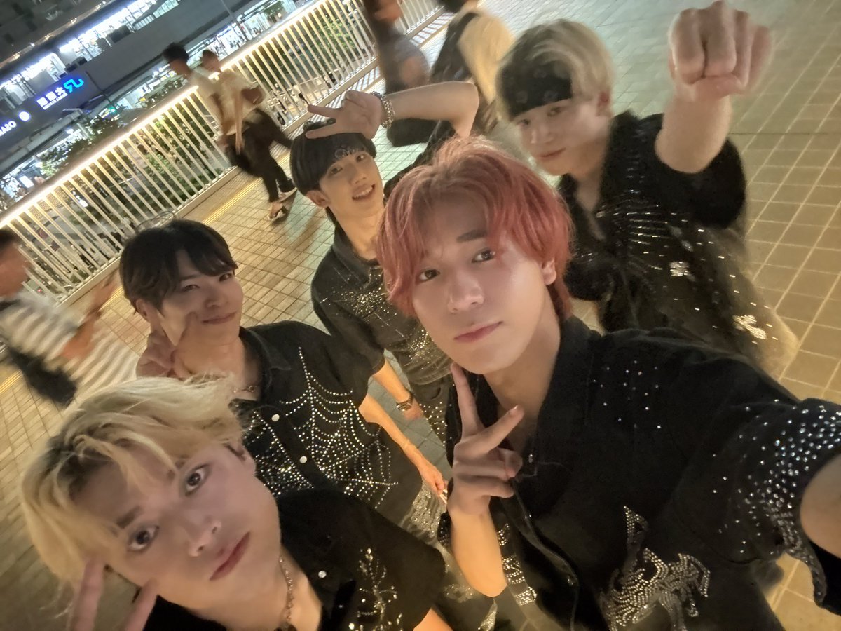 whoarechan's tweet photo. 8月8日大阪梅田路上ライブ！！
ありがとうございました！！
8月は猪突猛進で毎週、木金土日路上ライブをやります！！
明日は17:00〜難波で路上ライブ行います！
そして明後日には僕たちの定期イベントふあふあサークルvol20 があります！
初めましての方チケットの代無料です！
おまちしてます！ https://t.co/SgyqYUEhYT