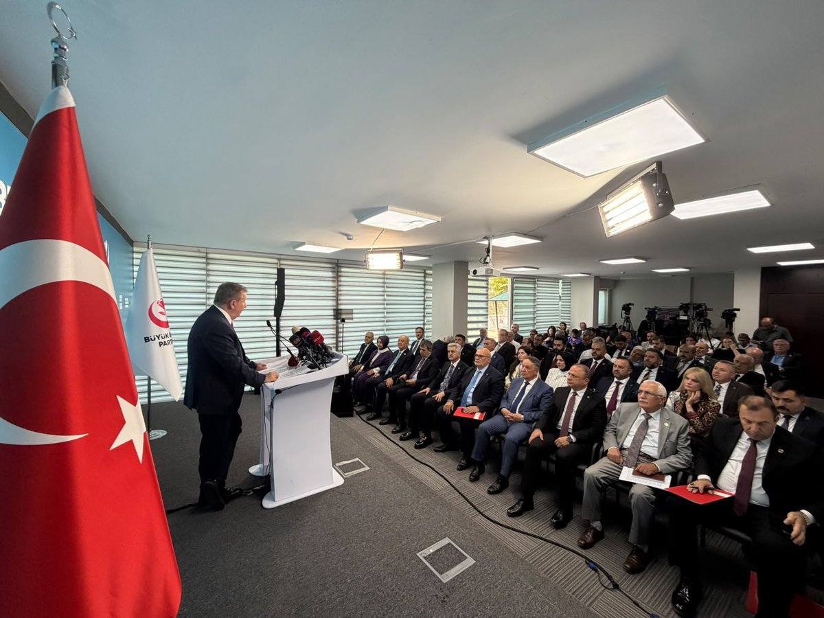 bbpgenelmerkez's tweet photo. Sayın Genel Başkanımız @Mustafa_Destici, düzenlediği basın toplantısında "Çerçeve Yasa" gündemine ilişkin değerlendirmelerde bulundu ve Büyük Birlik Partimizin bu konudaki görüş ve duruşunu kamuoyuyla paylaştı.
Genel Başkanımız; Terör örgütü PKK'nın tüm unsurlarıyla silah bırakıp kendisini feshetmesi ve teröristlerin işledikleri suçlardan dolayı nedamet göstermesi gerçekleşmeden terörle mücadelede devletimizin tavizsiz duruşunun sürdürülmesi gerektiğini ifade etti.