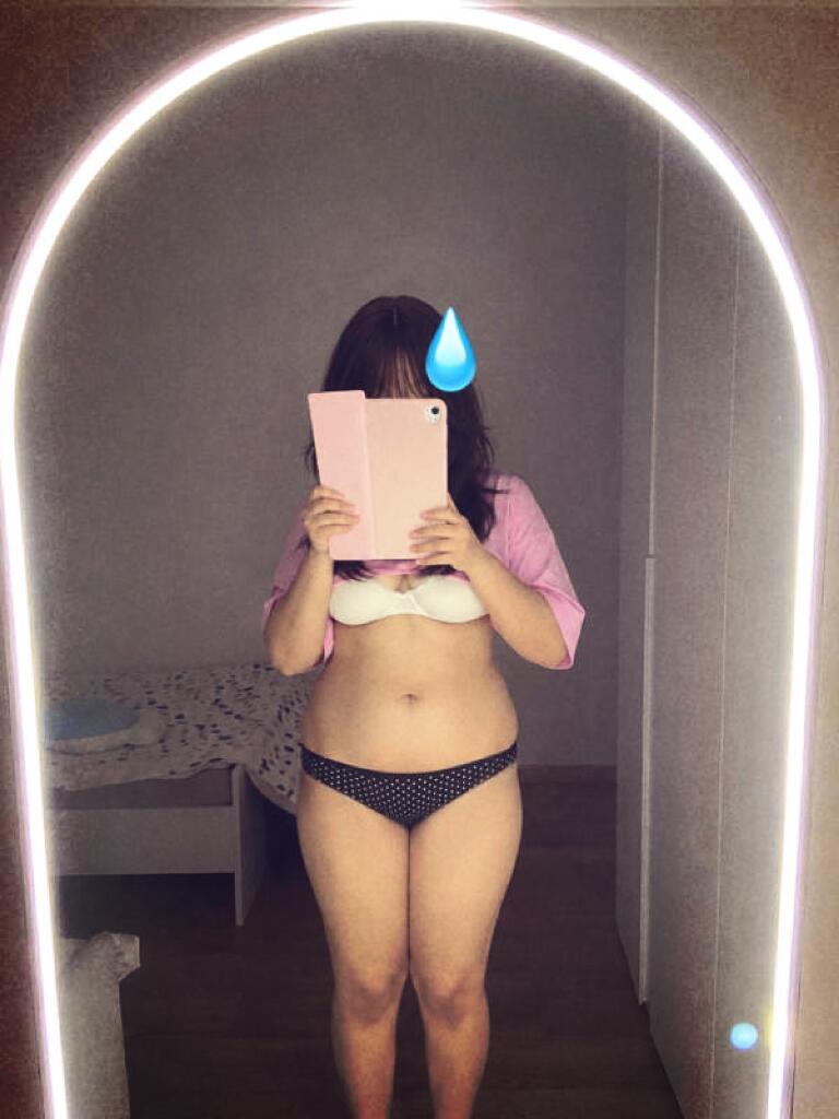 Etranglemoi's tweet photo. Even after losing 10 kg I am still disgusting #bc #bodycheck #ed #edtwt #edrtwt #fatspo https://t.co/R1p5zlUny8