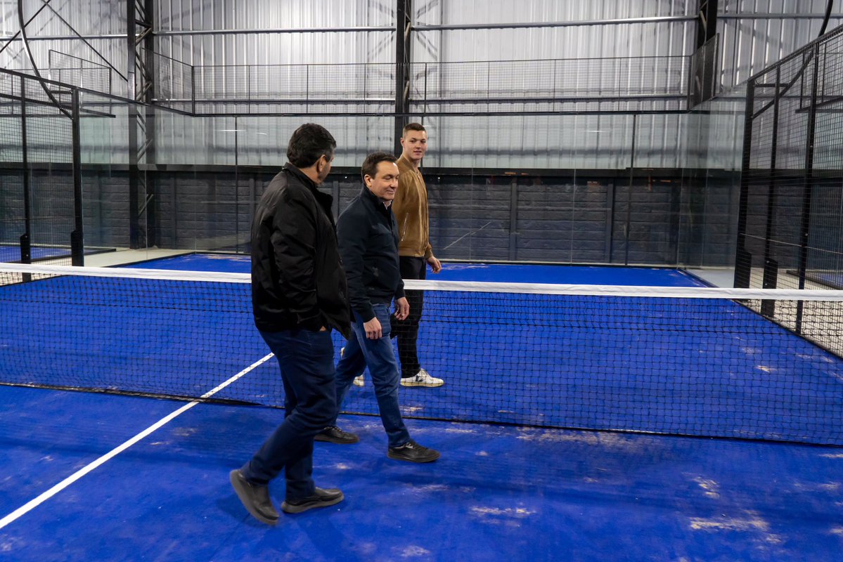 Andreswatsonok's tweet photo. MÁS INVERSIÓN Y MÁS OPORTUNIDADES PARA VARELA

Acompañé la inauguración de Pádel Spot, un nuevo espacio ubicado en Contreras y Alberdi, que cuenta con cuatro canchas de pádel, confitería, parrilla y un sector destinado a gimnasio. https://t.co/kihsWJiRv3