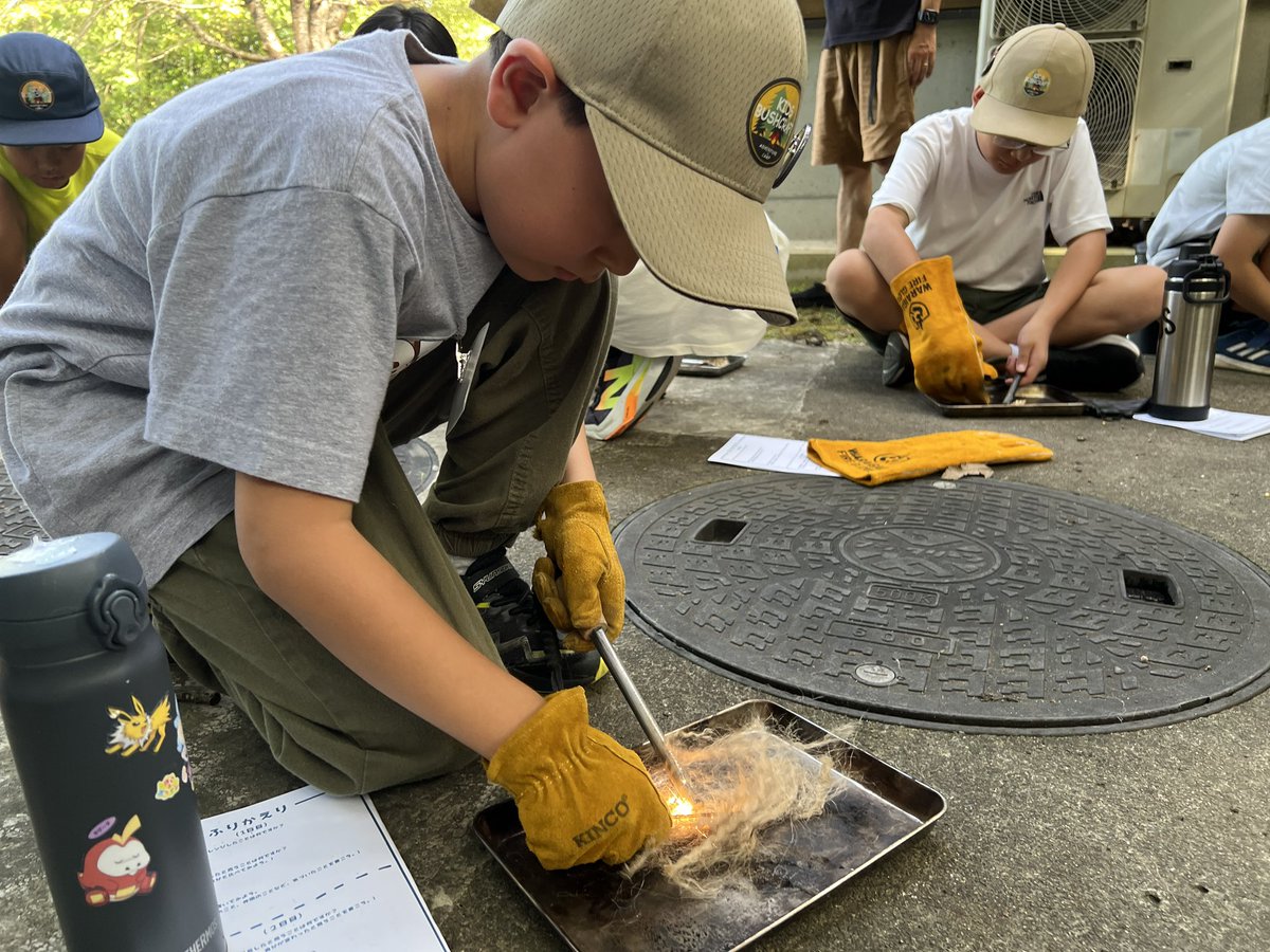 Kids_Bushcraft's tweet photo. 火おこし体験の様子。

ファイヤースターターと火打石＆火打金を使って、火おこしに挑戦しました。

それぞれの道具の使い方を確かめながら取り組みました。 https://t.co/YS9Hxumm1W