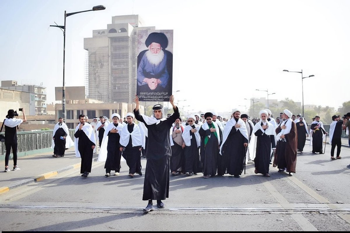 OMALIIE's tweet photo. 🔴مثل هذا اليوم 2022 ||

المواكب الحسينية بالأكفان تدخل معقل الفاسدين المنطقة الخضراء في ثورة عاشوراء. https://t.co/R7lUXeYWyq