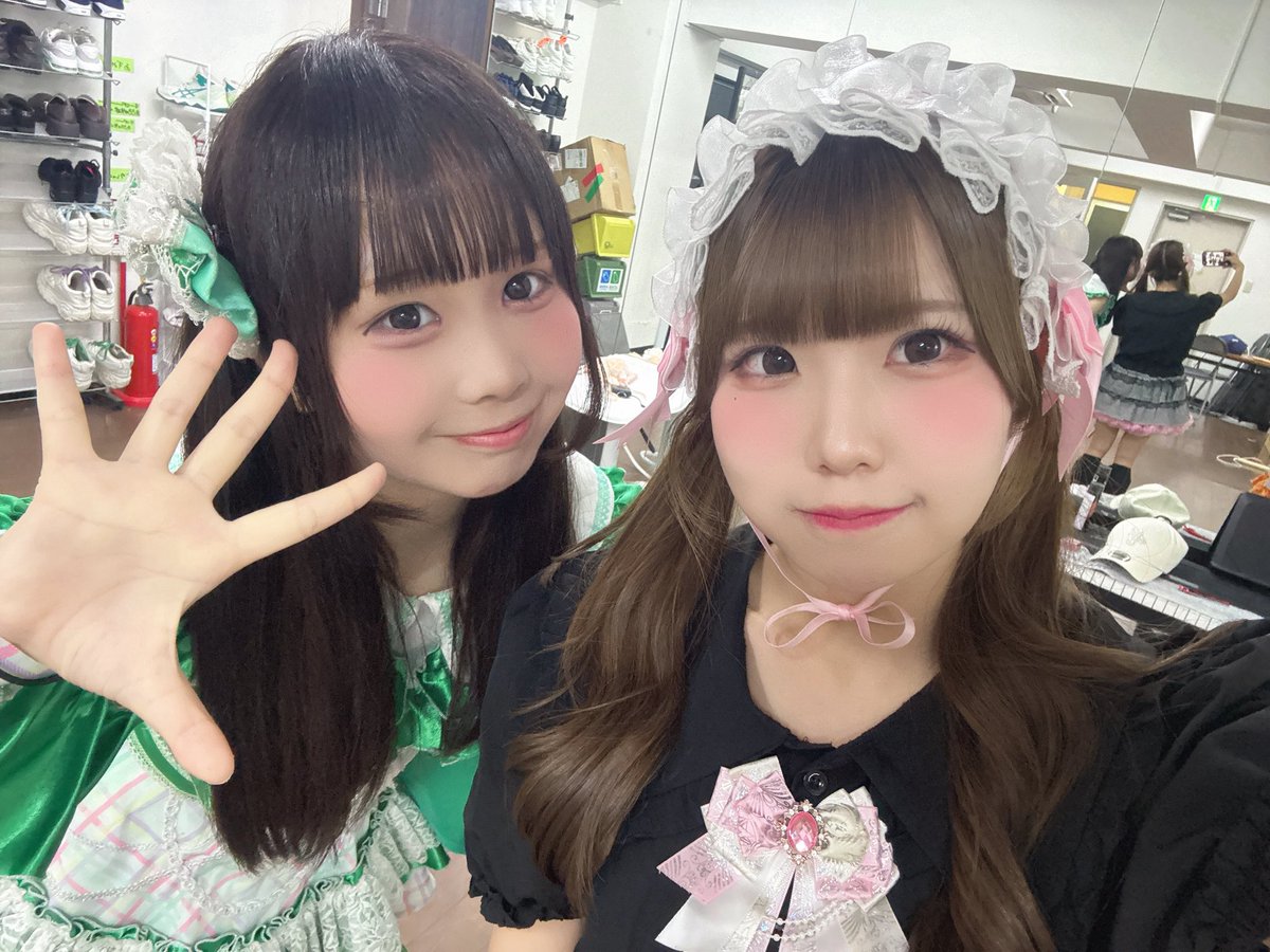 koyu_0820's tweet photo. 2部アイディライトちゃんとの衣装交換公演ありがとうございました( ᴖ ̫ᴖ )♩
水色サイ、チェキ、動員ありがとう🩵

やってみたかった衣装交換✨️楽しかったー！！こゆきはピンク、なゆちゃんの衣装を借りました🩷ピンクこゆきどうですかー？意外だったよね-  ̫-？

改めてピンク似合う人ってすごいなってなった……なゆちゃんばぶすぎる。アイディライトちゃん達こゆきのピンク褒めてくれて嬉しかった( ¯ᵕ¯ )

MCも楽しかったー！悔しい‼️‼️‼️‼️
シンセカは敗北しました。（絶望）
次までに沢山勉強しておきます。なので次もクイズ対決よろしくお願いします。

後輩ちゃんたちがデビューしたらまた衣装交換したいなぁ(∩ˊ͈ ᢐ ˋ͈ ∩)その時にはシンセカも新衣装なってるし！！！
楽しみたくさん増える( ᎔˘꒳˘᎔)