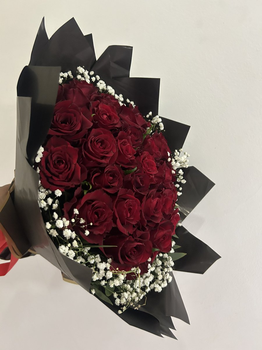 thegiftloft_'s tweet photo. Quoi de mieux que des roses rouges pour montrer à la personne l’amour pur qu’on a pour elle ? 
Je déclare la semaine des roses rouges ouverte 🥹🌹🌹
Nieupa wara ame rose rouge semaine bi même si c’est une tige qui sera à livrer , la carte est offerte ! https://t.co/0W1QbxBbVq