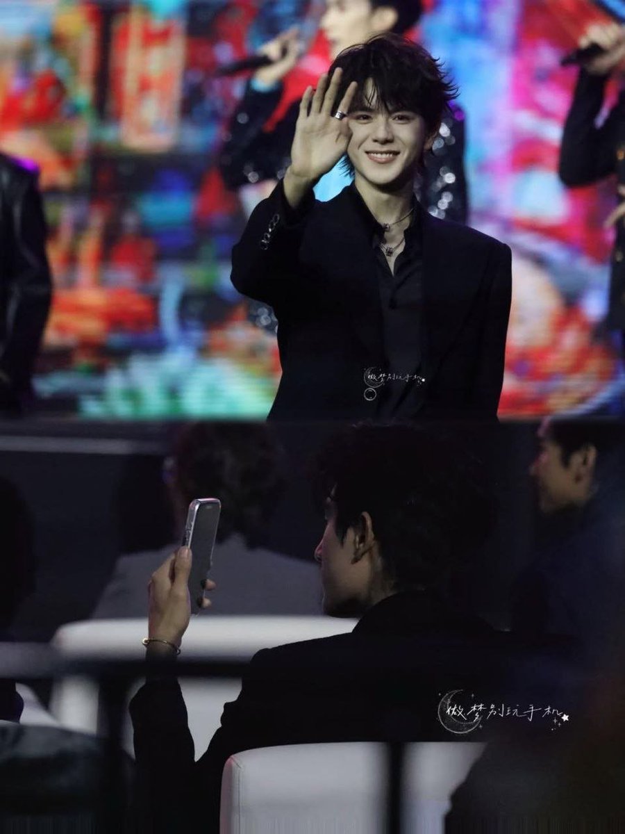 aruna_ki99's tweet photo. I got my eyes on you >.<

ZhengTong at Weibo Gala

#AylioXWeibogala https://t.co/igCrtqHtPM