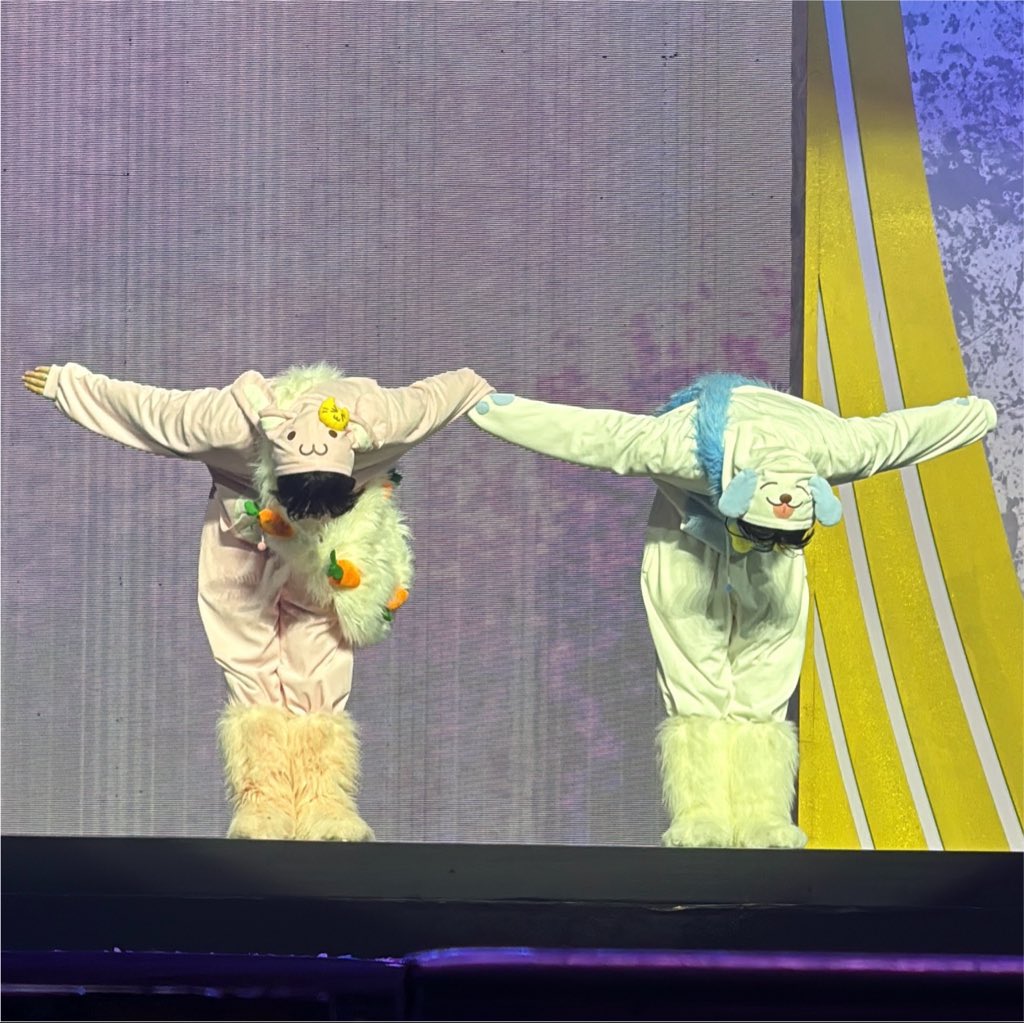puppyhouselee's tweet photo. หลังจากไม่เคยได้จับมือเลย โน่ทำได้แล้วนะ น้องจับมือแล้ว ไทยแลนด์ทำได้ 5555555 https://t.co/NLZcNmXOS3