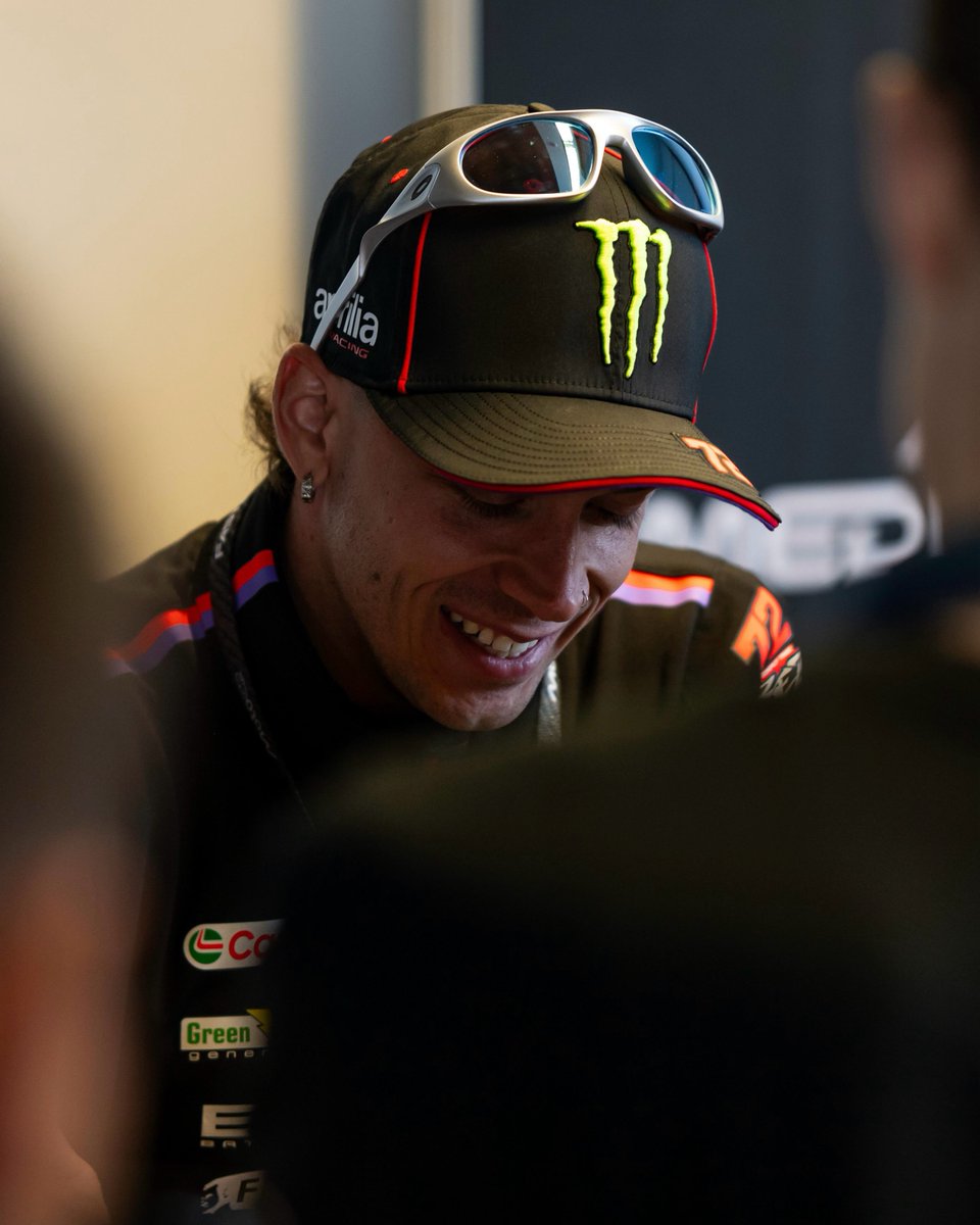 RubCanales's tweet photo. 🚨 Marco Bezzecchi: "A una vuelta, consigo apretar, pero en tandas largas sufro mucho".

"La fractura era realmente grave y en la rodilla me falta un trozo de hueso. Está hinchada y llena de líquido".

"Estoy mal. Francamente mal. Sufro. Para hacer una vuelta, quizás un time attack, consigo apretar los dientes lo suficiente, pero cuando se trata de hacer más vueltas, sufro mucho".

"Tanto el hombro como la rodilla, sobre todo la rodilla, me están haciendo sufrir. Nos lo esperábamos, obviamente, porque fueron dos lesiones un poco complicadas. Pero así es".

(@gponedotcom) #MotoGP #BritishGP 🇬🇧