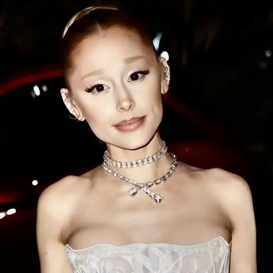 Pablo_A_F's tweet photo. Sobre #ArianaGrande: defender que cada uno tenga el cuerpo que quiera no impide cuestionar los modelos que las figuras públicas proyectan sobre millones de seguidores, sobre todo en los más jóvenes.
Cuidado con la #falacia del falso dilema. https://t.co/VadJmff3Jg