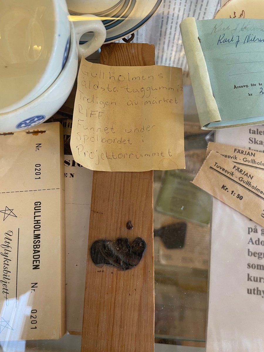 NiklasKrantz5's tweet photo. I ett bygdemuseum kan man finna lite allt möjligt. 
Gullholmsgården i Bohuslän levererar: ”Gullholmens äldsta tuggummi?Troligen av märket RIFF. Funnet under spelbordet i projektorrummet.” https://t.co/0QT4rVOA4W
