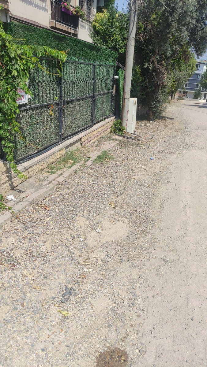 KCanerTuna's tweet photo. @Daricabeltr @kocaelibld biz bilmeden bir suç işledik de onun cezasını mı çekiyoruz? Yaz başından beri cami mah. Sinan sok.ta durum bu. 3 aydır toz topraktan dolayı ne bahçede oturabiliyoruz ne cam acabiliyoruz. Madem ki hemen yapmayacaktiniz düzgün yolu neden bozdunuz?Acil çözüm https://t.co/B99qSW10R0