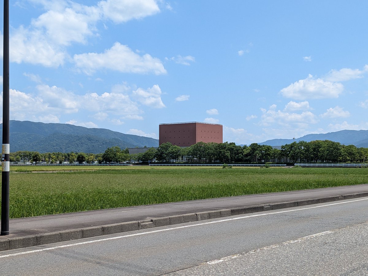 fukuicity_lpa's tweet photo. 福井県立図書館、あまりにも田んぼのど真ん中すぎやろwと思って県外の友達に見せたら、県外の友達に｢マイクラの豆腐建築にしか見えない｣って言われたことある https://t.co/sWtbNdh9Ns