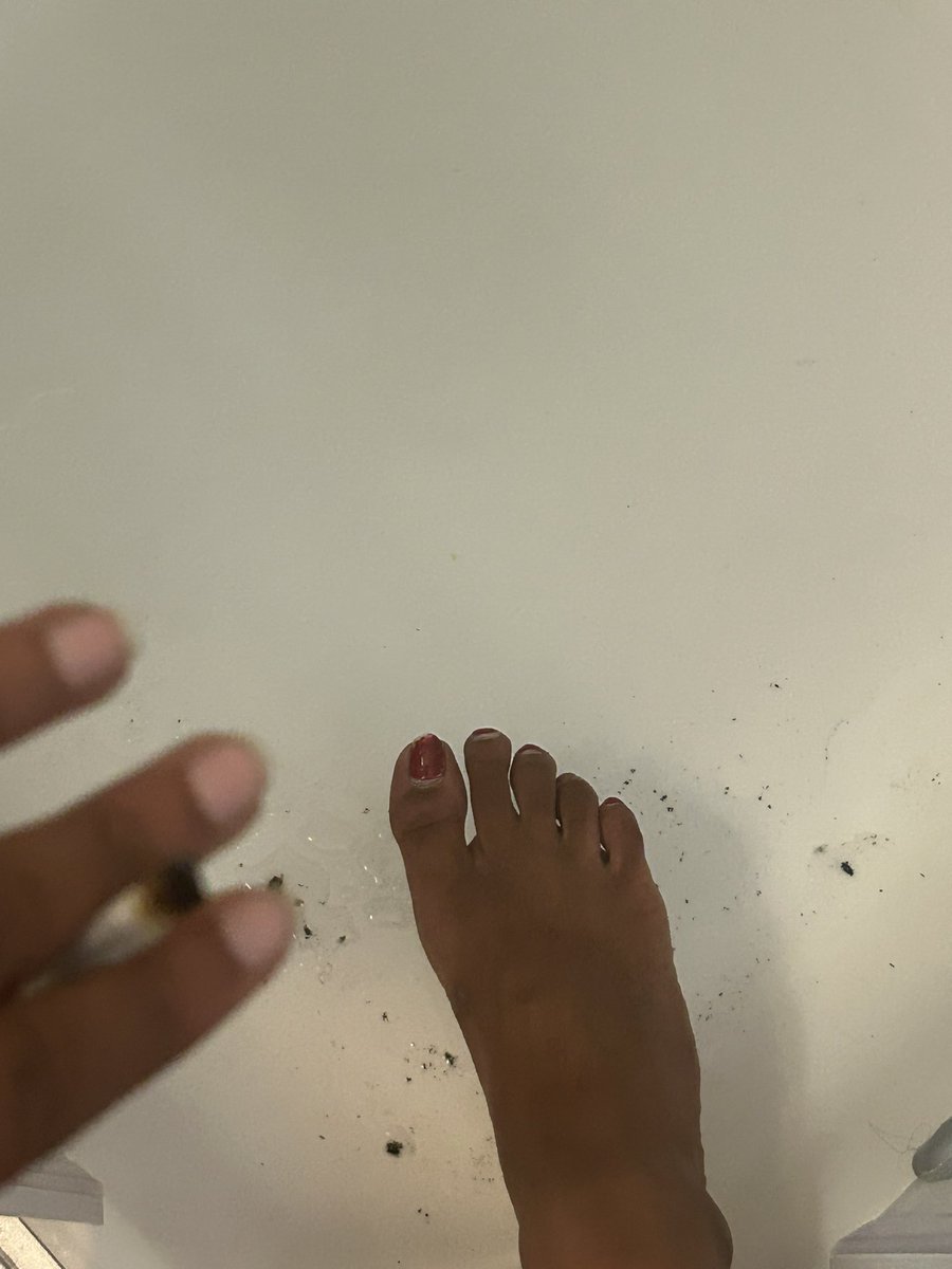 DeesseMariah06's tweet photo. bouffon mon pied et mes cendres en supplément #soumis #fétichiste https://t.co/jX13ddcRUP