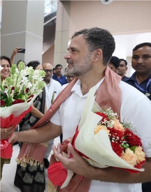protagonist_xi's tweet photo. Mom is watching the news of Rahul Gandhi visiting Allahabad and is genuinely worried about his safety.

“He should take extra precautions. Tadipaar baukhalaya hua hai abhi… his family has already lost enough to political violence. I really hope he is careful.”

My heart❤️‍🩹 https://t.co/fXyJpDFTTd