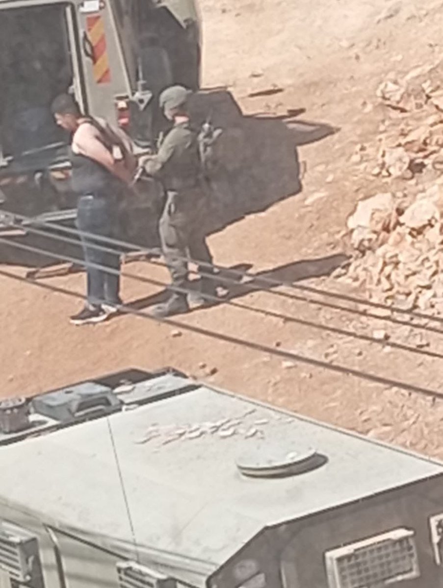 sahabatalaqsha's tweet photo. Gerombolan serdadu "Israel" menculik seorang pemuda Palestina selama serangan ke Desa Burqa di sebelah timur Ramallah, Tepi Barat terjajah.

@QudsNen
@sahabatalaqsha https://t.co/qgefbw7hGP